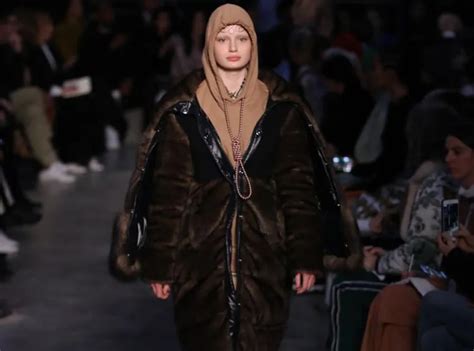 la mode burberry gucci et prada s'excusent|Burberry s'excuse après le scandale du sweat avec nœud coulant.